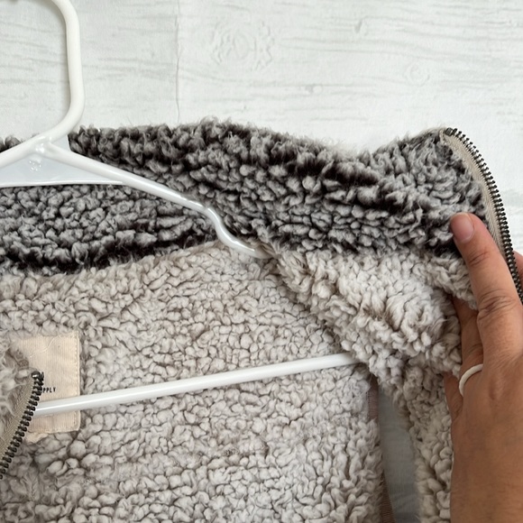 Thread & Supply Off-White Gray Ivory Sherpa Fleece Zip Up Vest Size M - Picture 8 of 13
